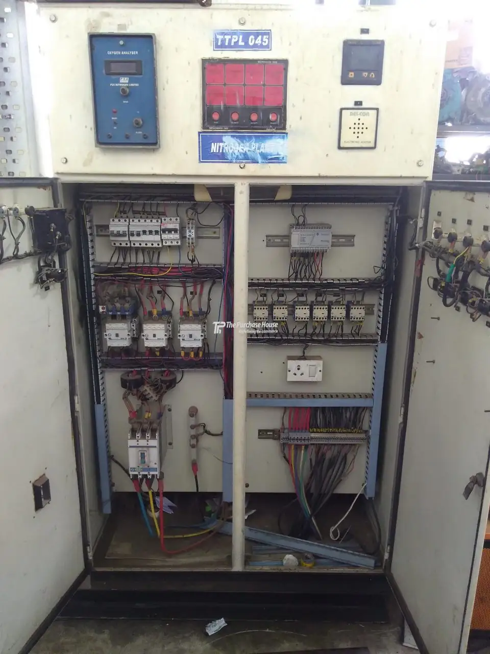 Industrial nitrogen gas generation plant with control panel