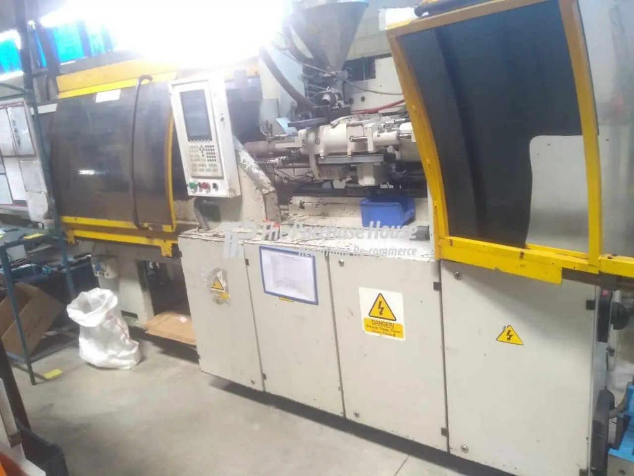 INJECTION MOULDING MACHINE