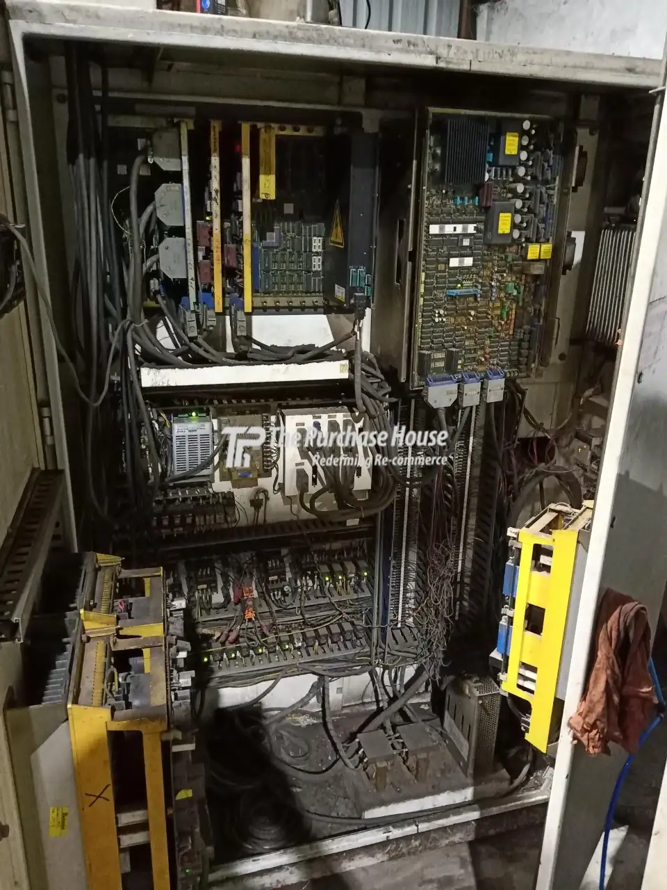 VERTICAL MACHINING CENTER (VMC)