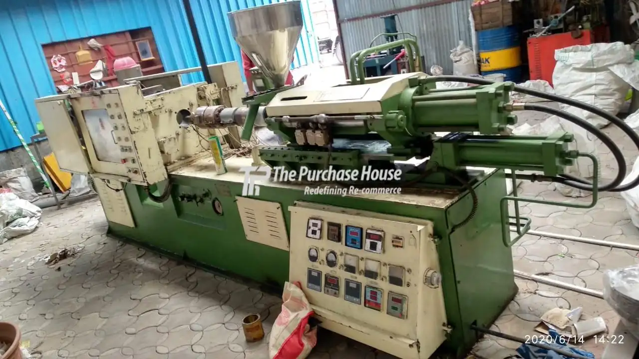 INJECTION MOULDING MACHINE