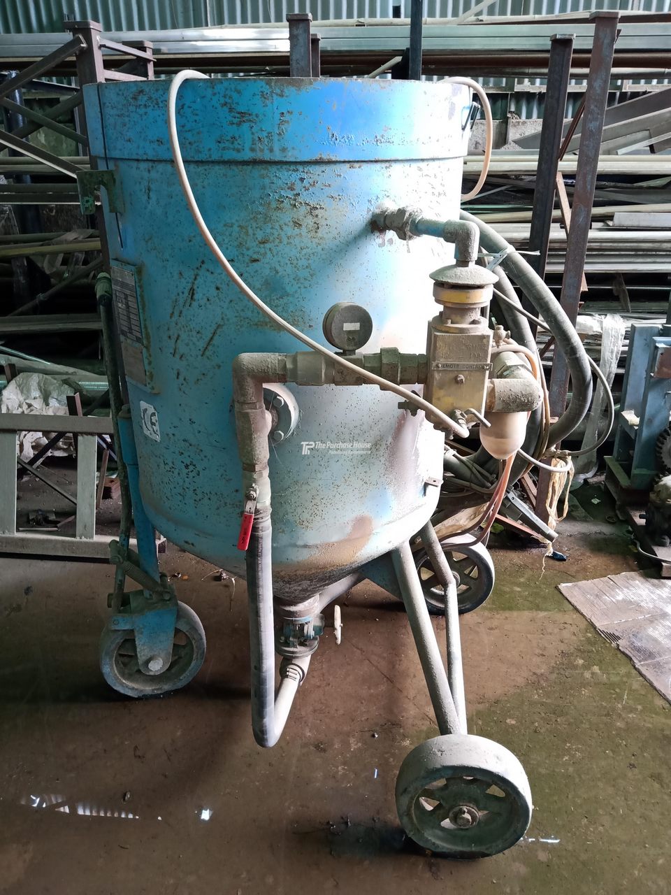 PORTABLE ABRASIVE BLASTING MACHINE
