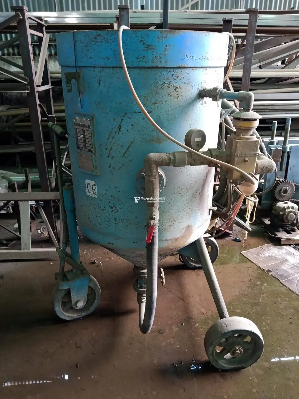 Portable abrasive blasting machine for surface cleaning