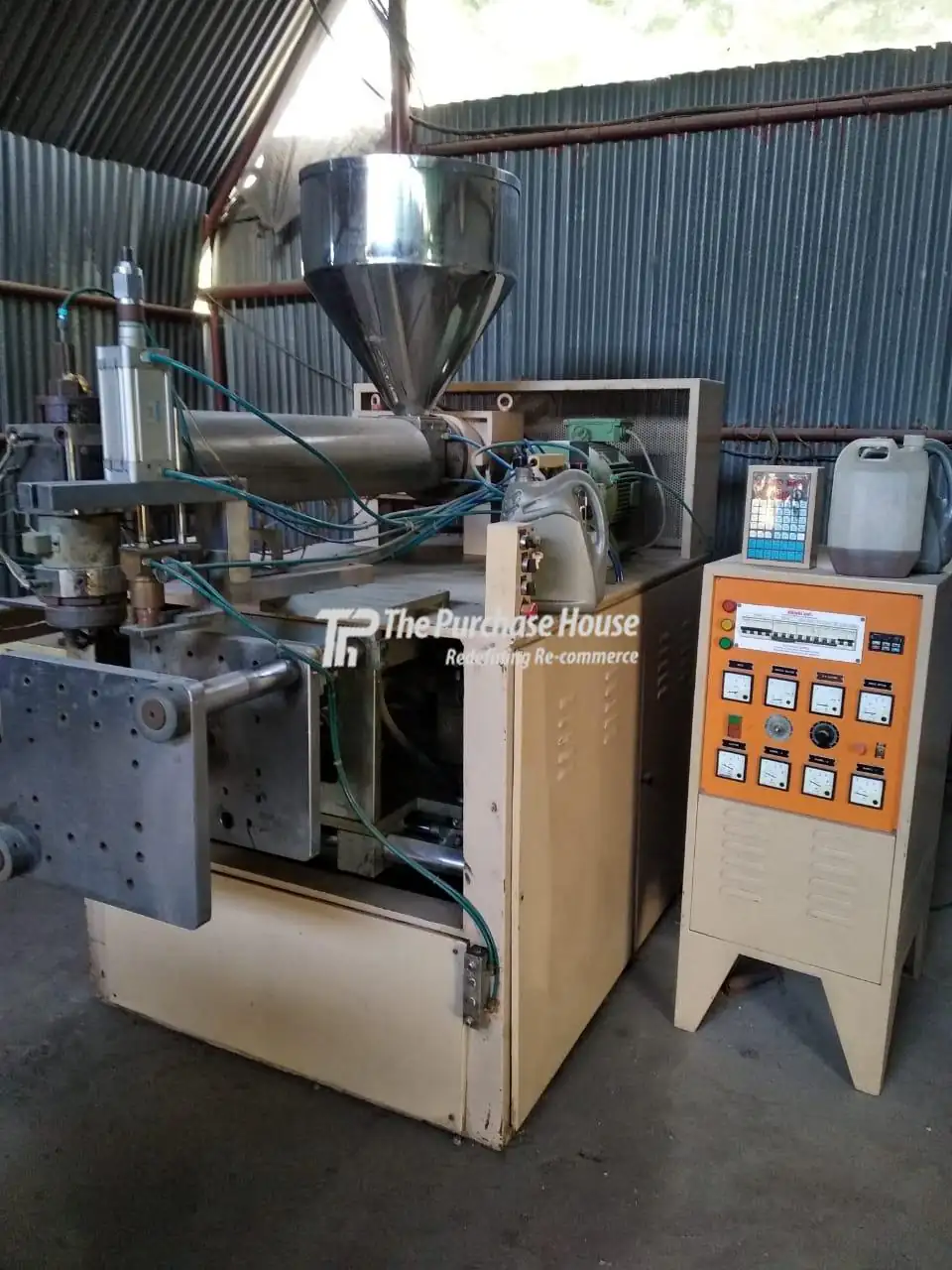 BLOW MOULDING MACHINE