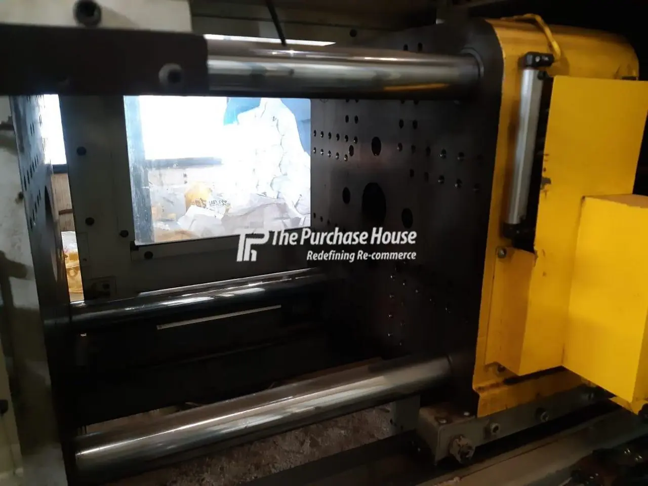 INJECTION MOULDING MACHINE