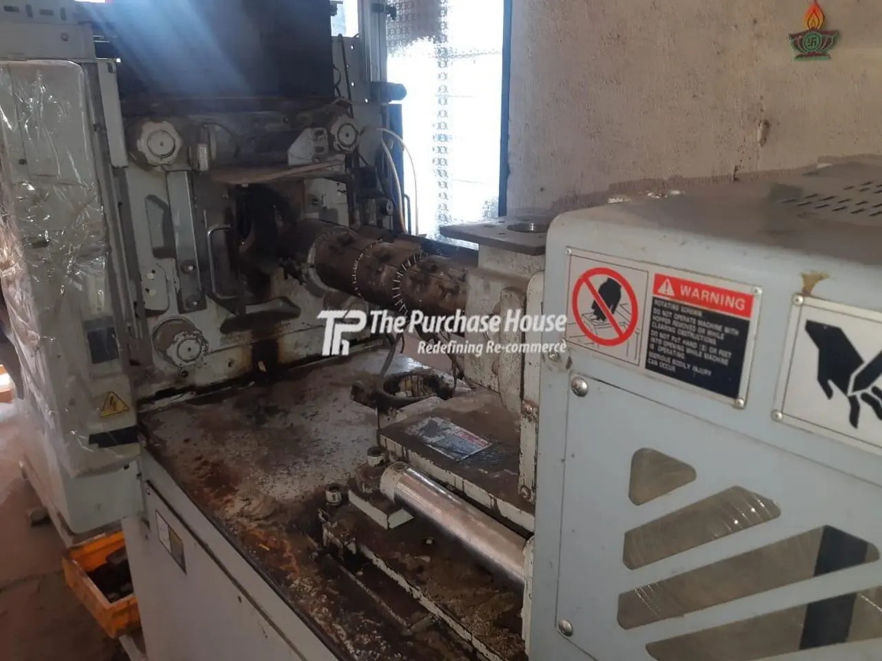 INJECTION MOULDING MACHINE