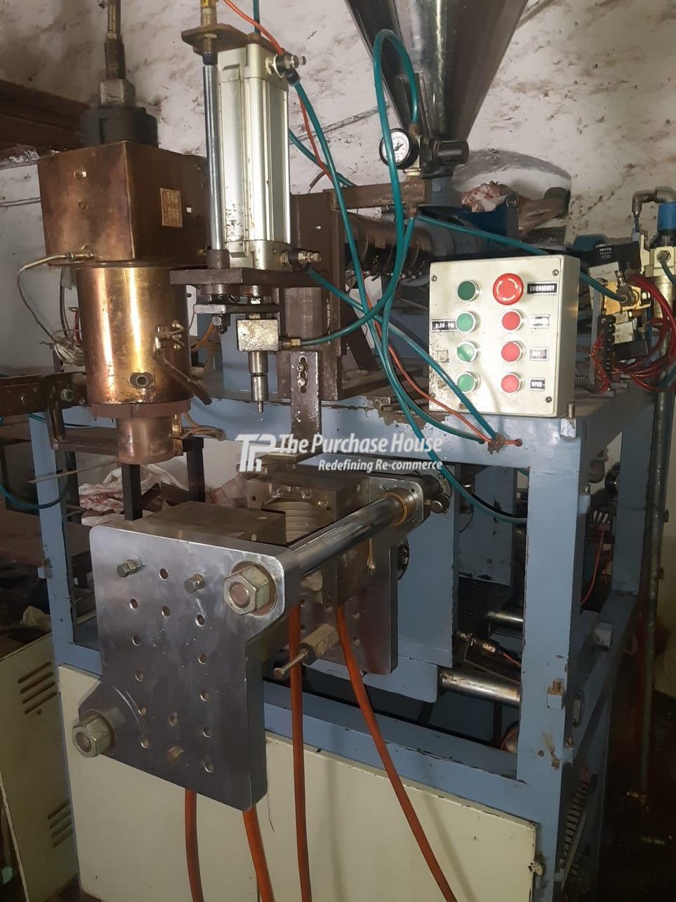 BLOW MOULDING MACHINE