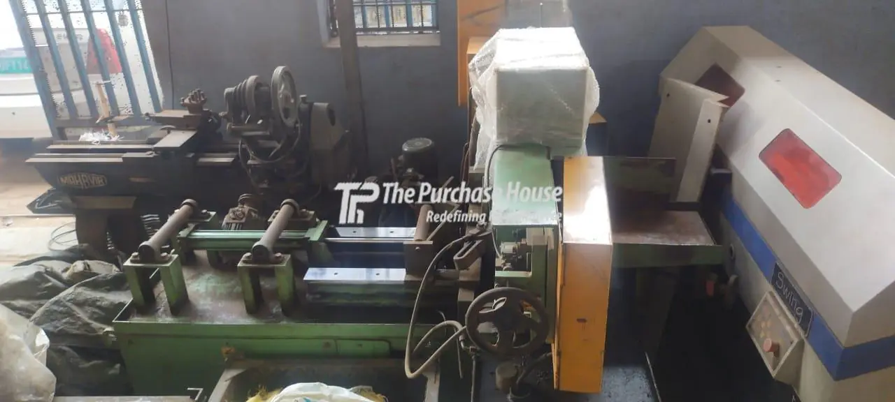 Bandsaw machine for cutting metal bars and pipes