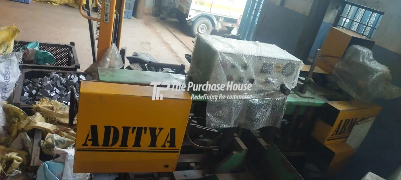 Bandsaw machine for cutting metal bars and pipes