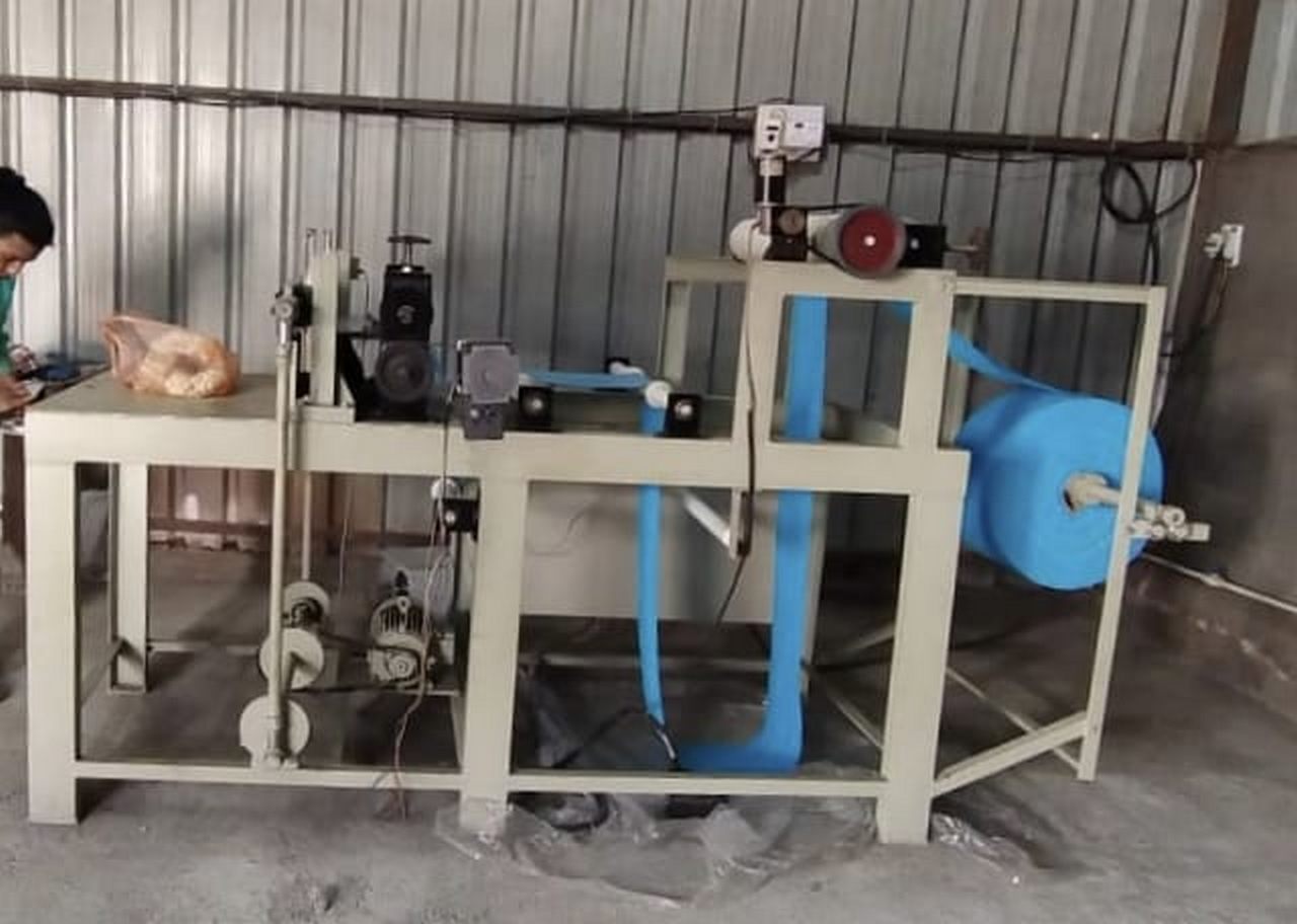 NON WOVEN MATERIAL CUTTING MACHINE (SPECIAL PURPOSE MACHINE)