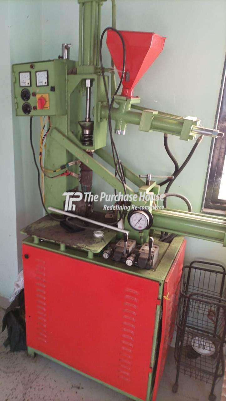 PLASTIC INJECTION MOULDING MACHINE