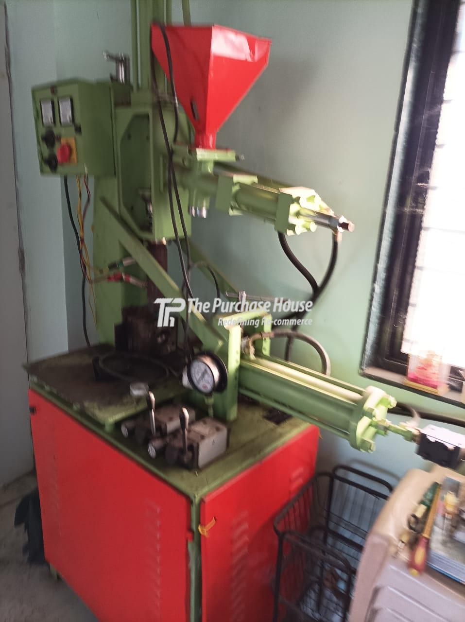 PLASTIC INJECTION MOULDING MACHINE