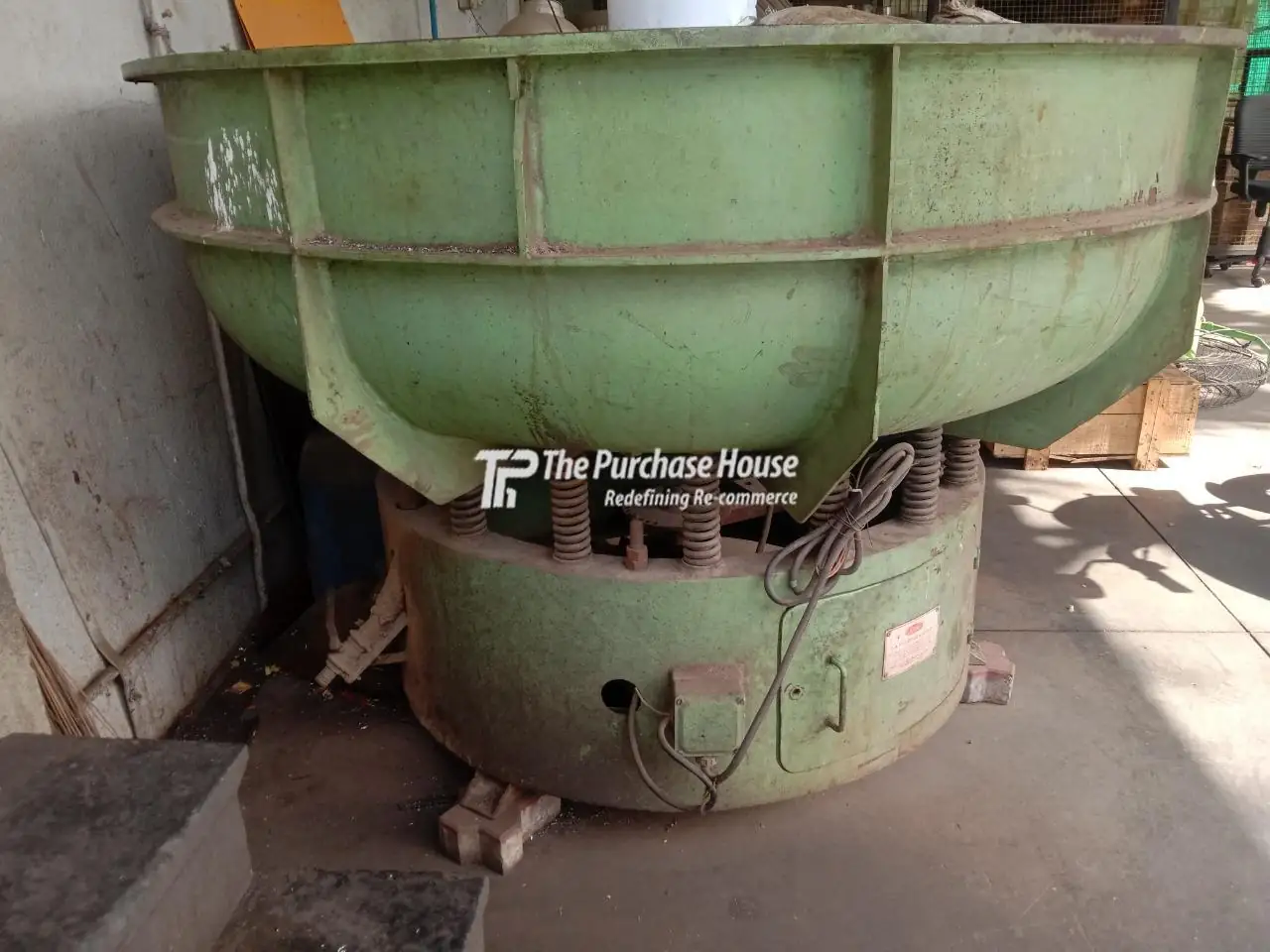 Metal deburring machine for smooth and uniform finish