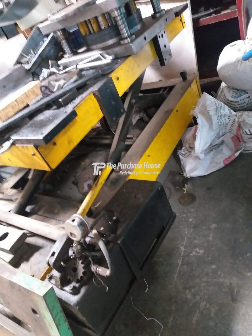 SCISSOR LIFT