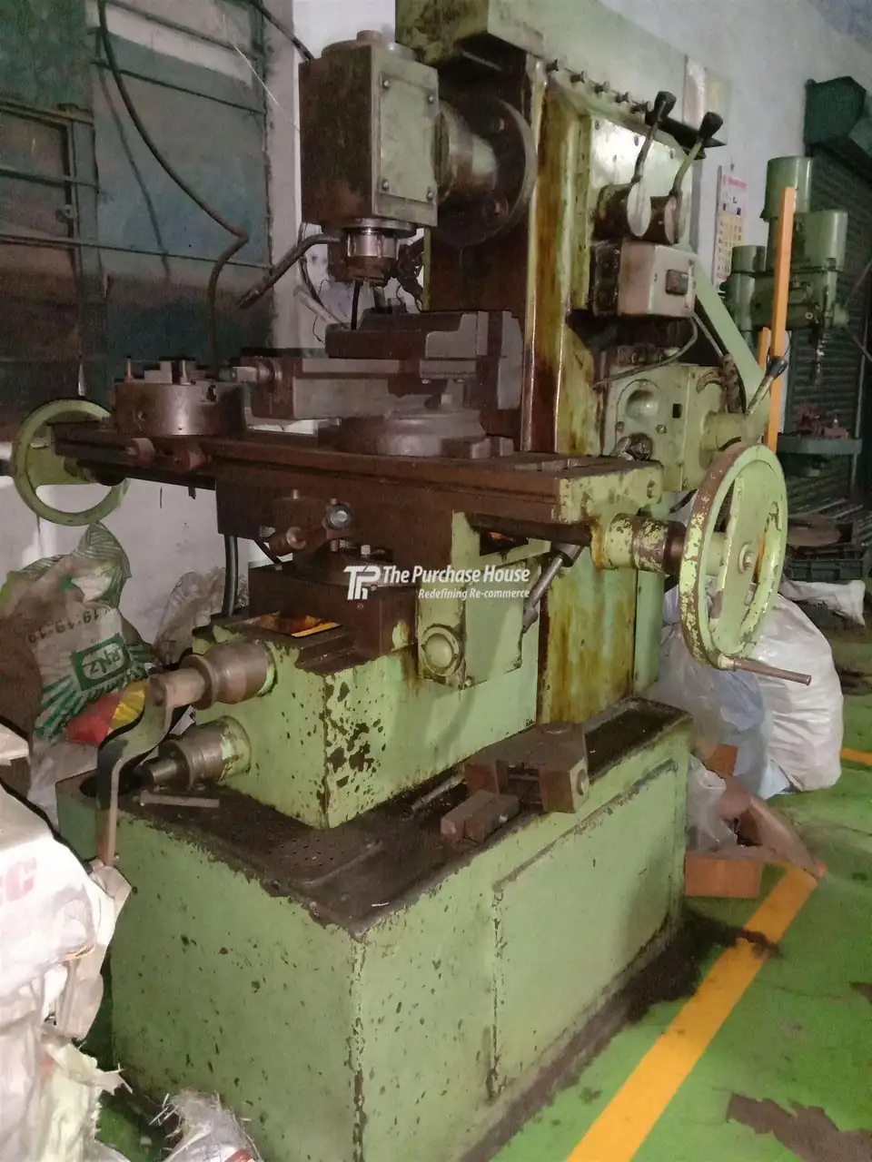 UNIVERSAL MILLING MACHINE
