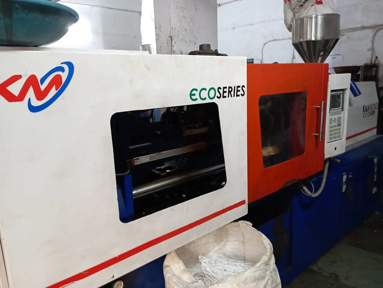 INJECTION MOULDING MACHINE