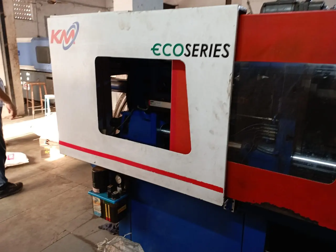 INJECTION MOULDING MACHINE