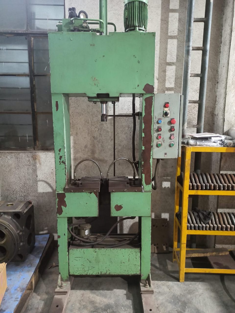 VERTICAL HYDRAULIC BROACHING MACHINE