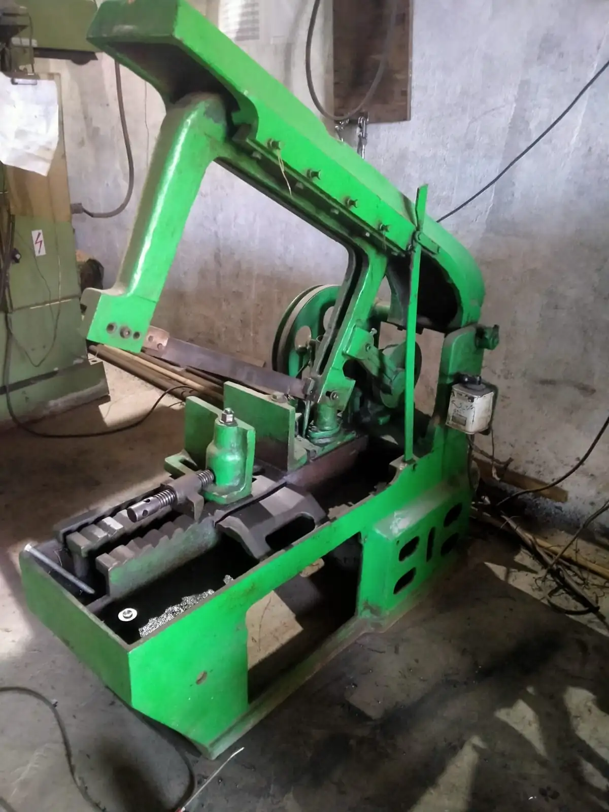 Power hacksaw machine for cutting metal bars