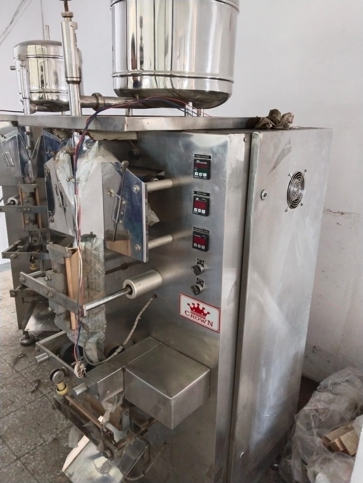 POUCH PACKAGING MACHINE