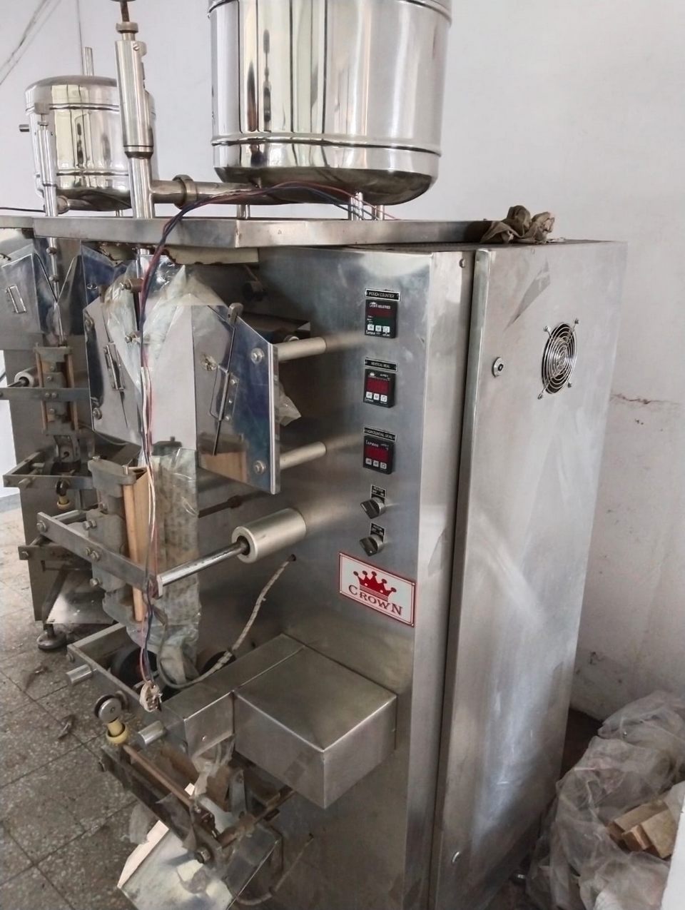 POUCH PACKAGING MACHINE