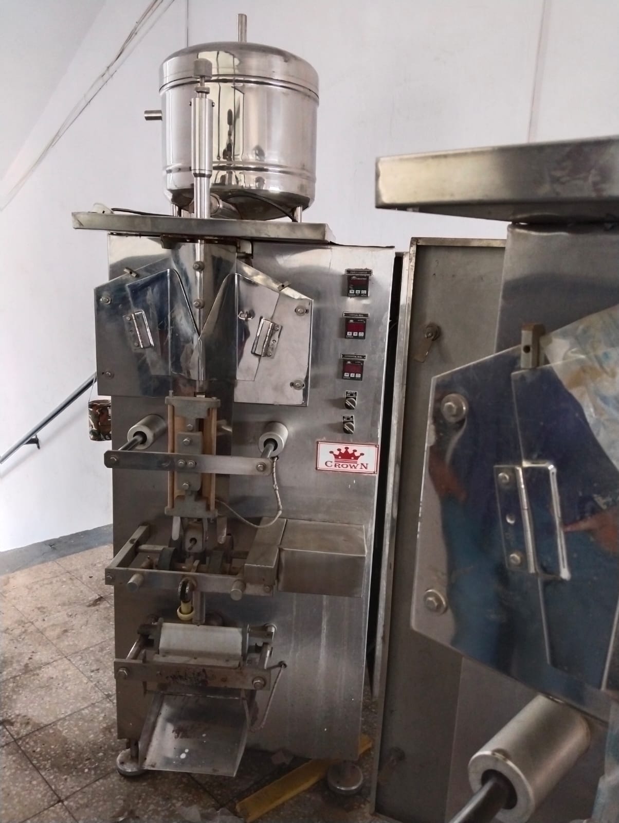 POUCH PACKAGING MACHINE