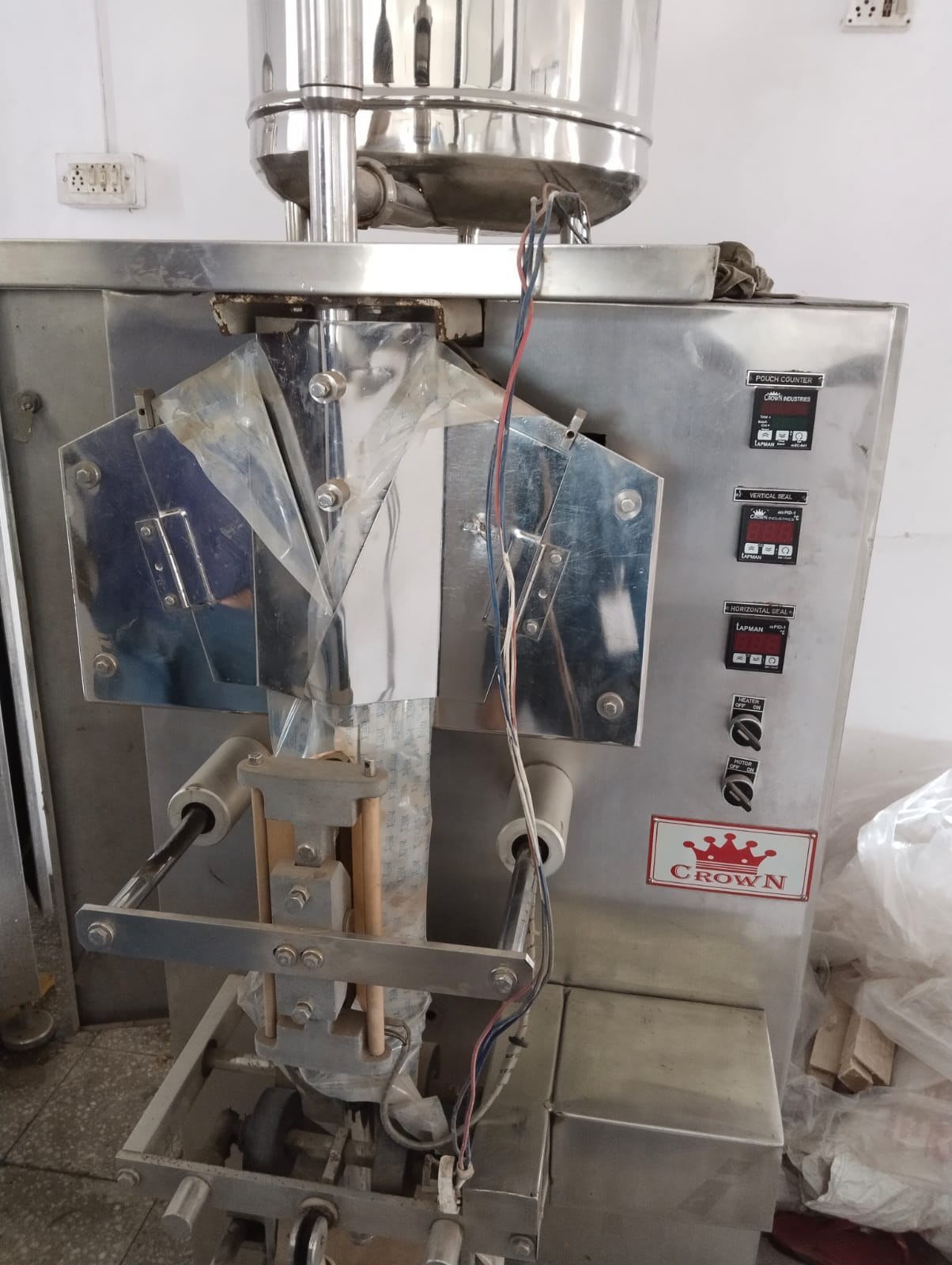 POUCH PACKAGING MACHINE