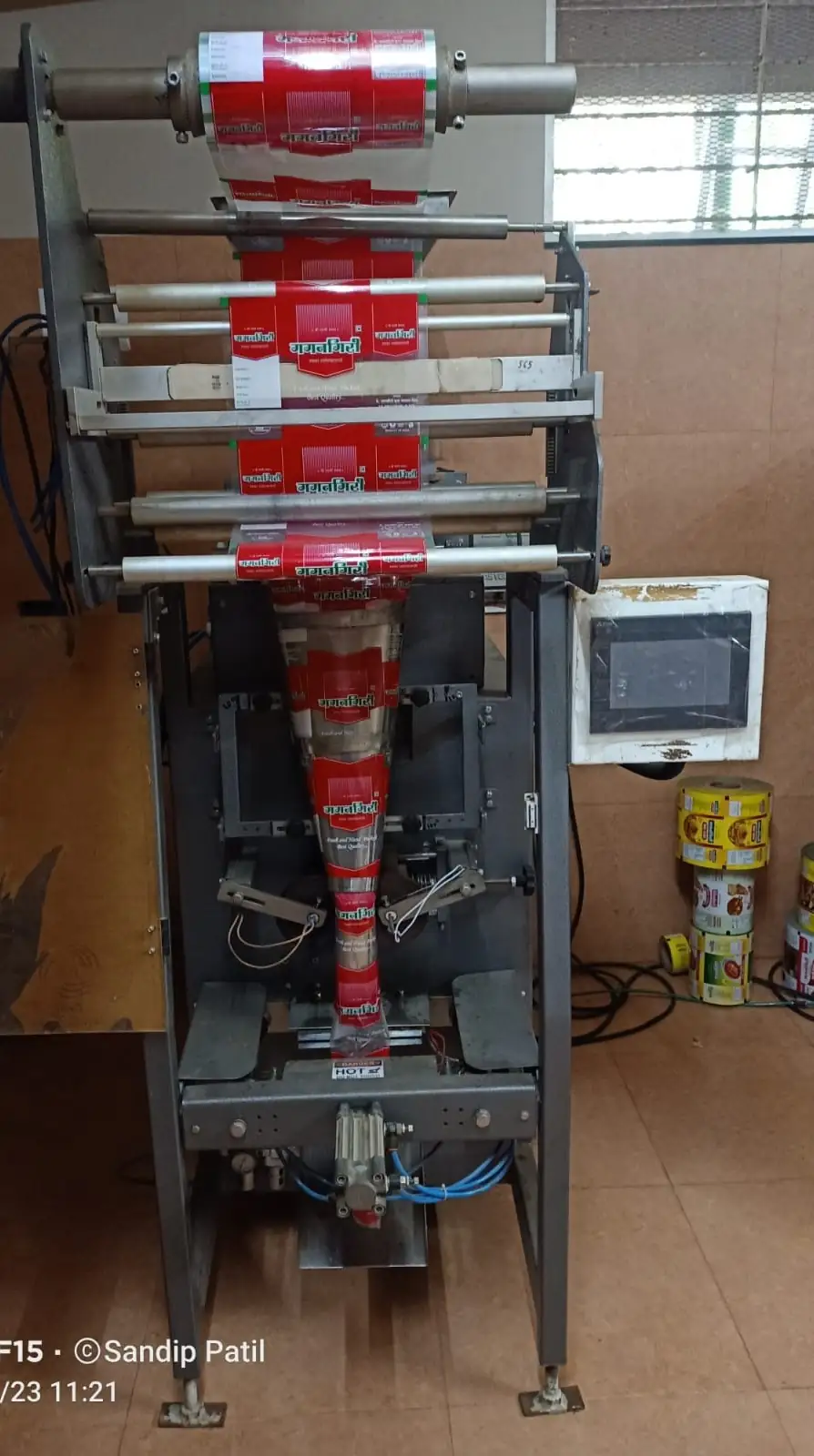 POUCH PACKAGING MACHINE