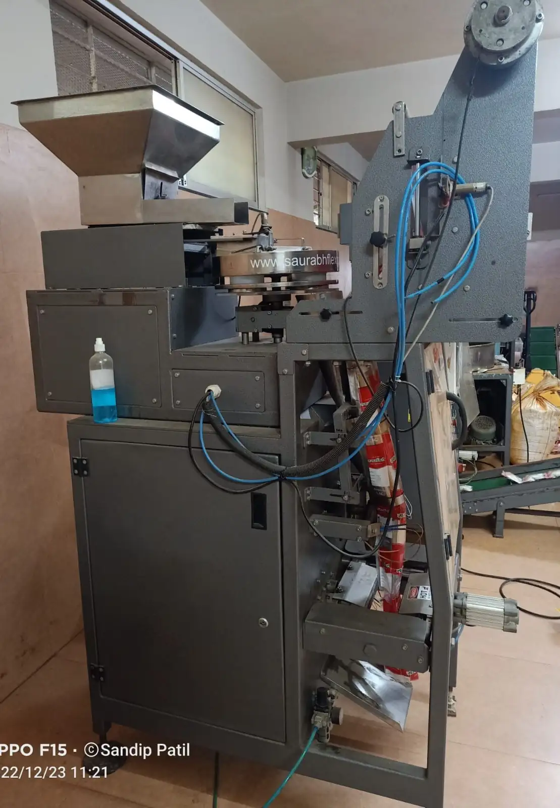 POUCH PACKAGING MACHINE