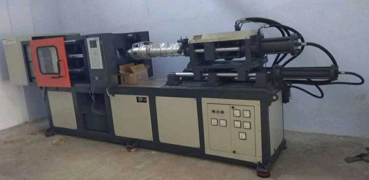 PLASTIC INJECTION MOULDING MACHINE