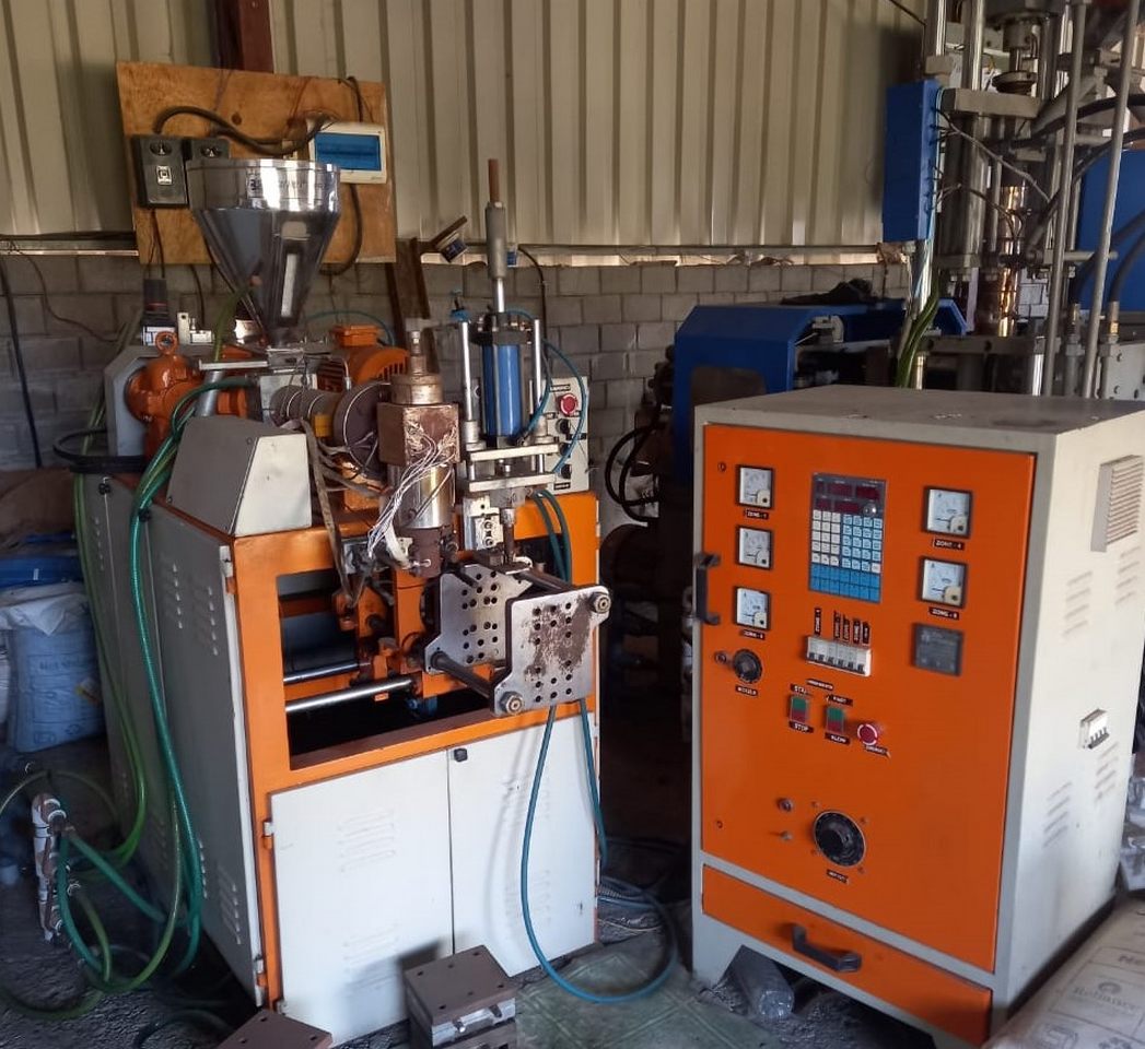 BLOW MOULDING MACHINE
