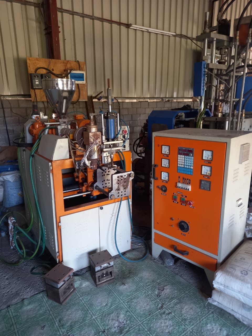 BLOW MOULDING MACHINE