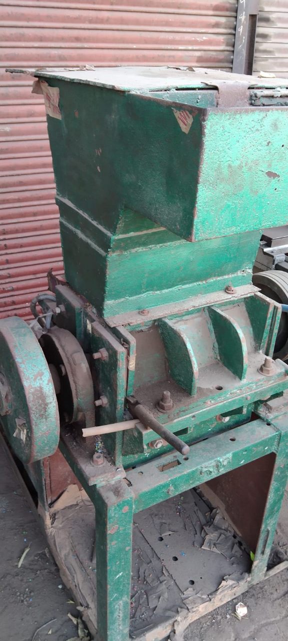 PLASTIC GRINDER MACHINE