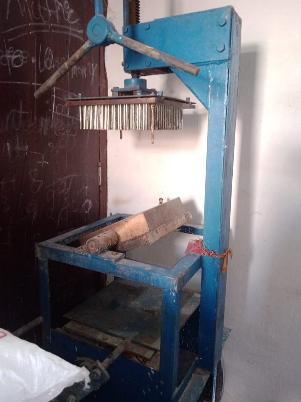 NON DUST CHALK MAKING MACHINE