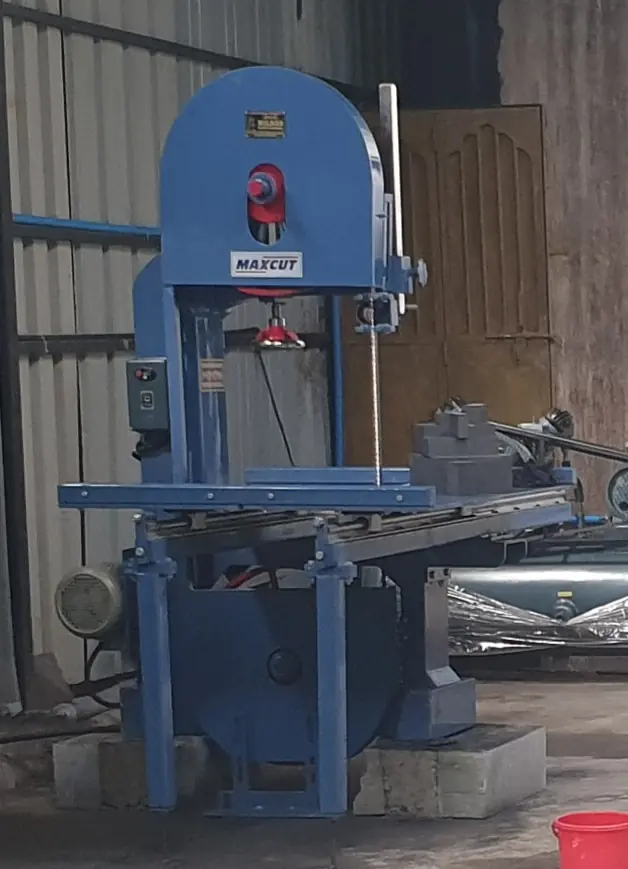 Precision bandsaw machine for metal bar and pipe cutting