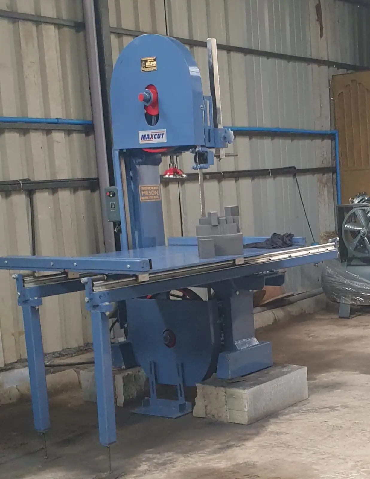 Precision bandsaw machine for metal bar and pipe cutting