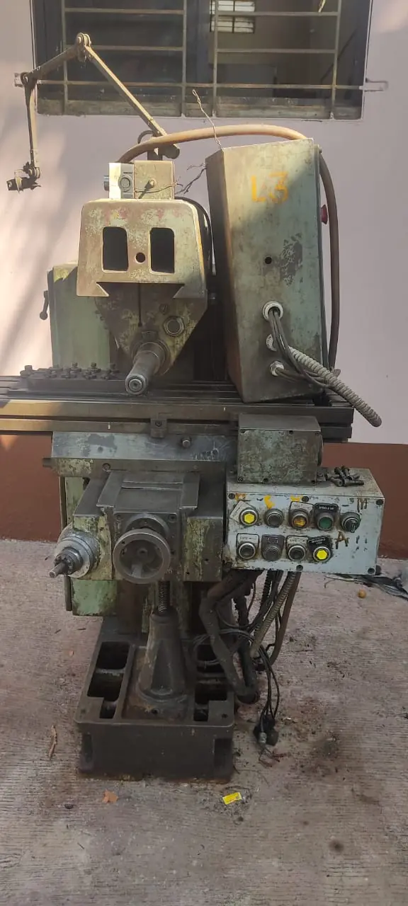 UNIVERSAL MILLING MACHINE
