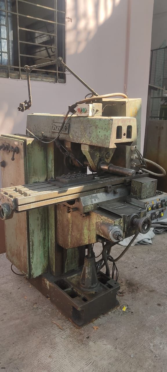 UNIVERSAL MILLING MACHINE