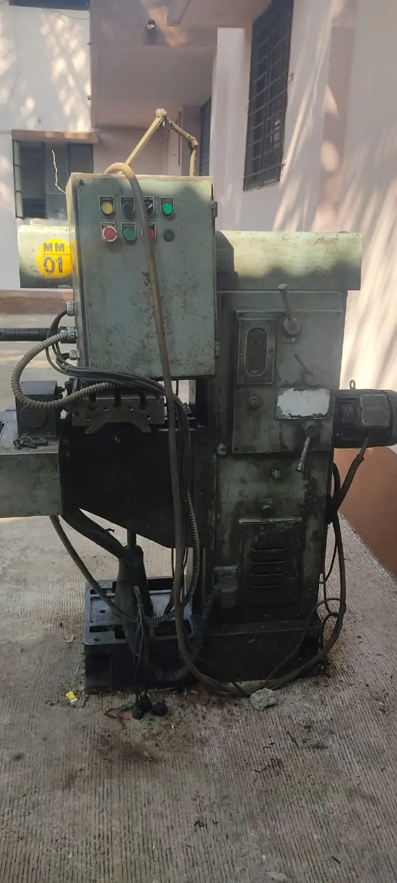 UNIVERSAL MILLING MACHINE