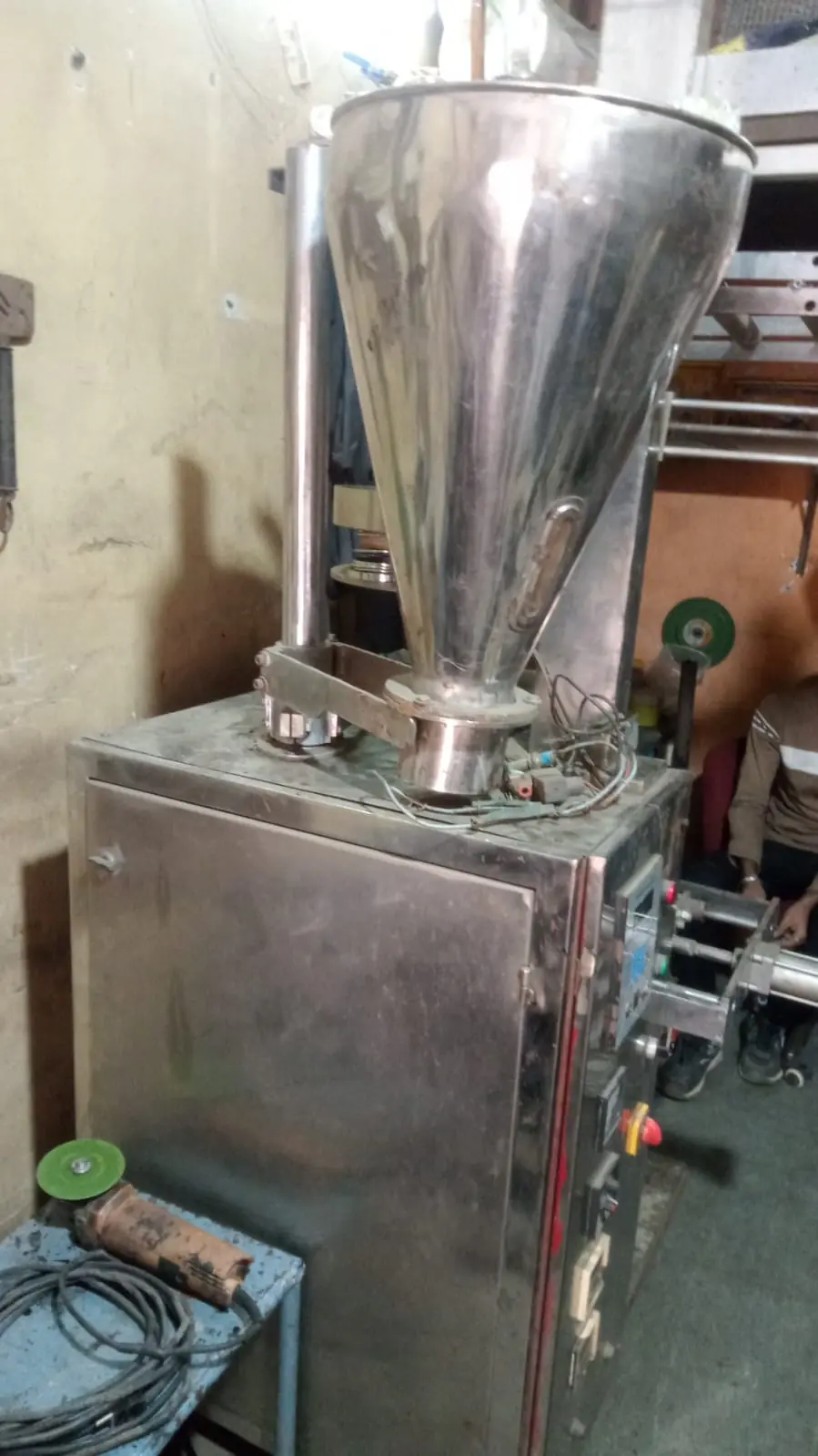 POUCH PACKAGING MACHINE