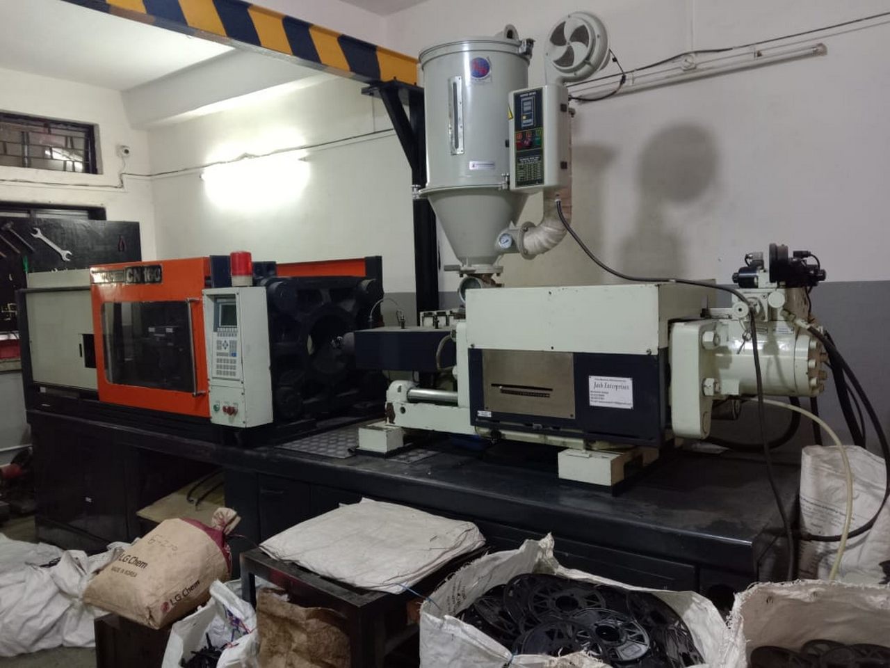 INJECTION MOULDING MACHINE