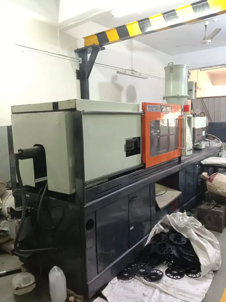 INJECTION MOULDING MACHINE