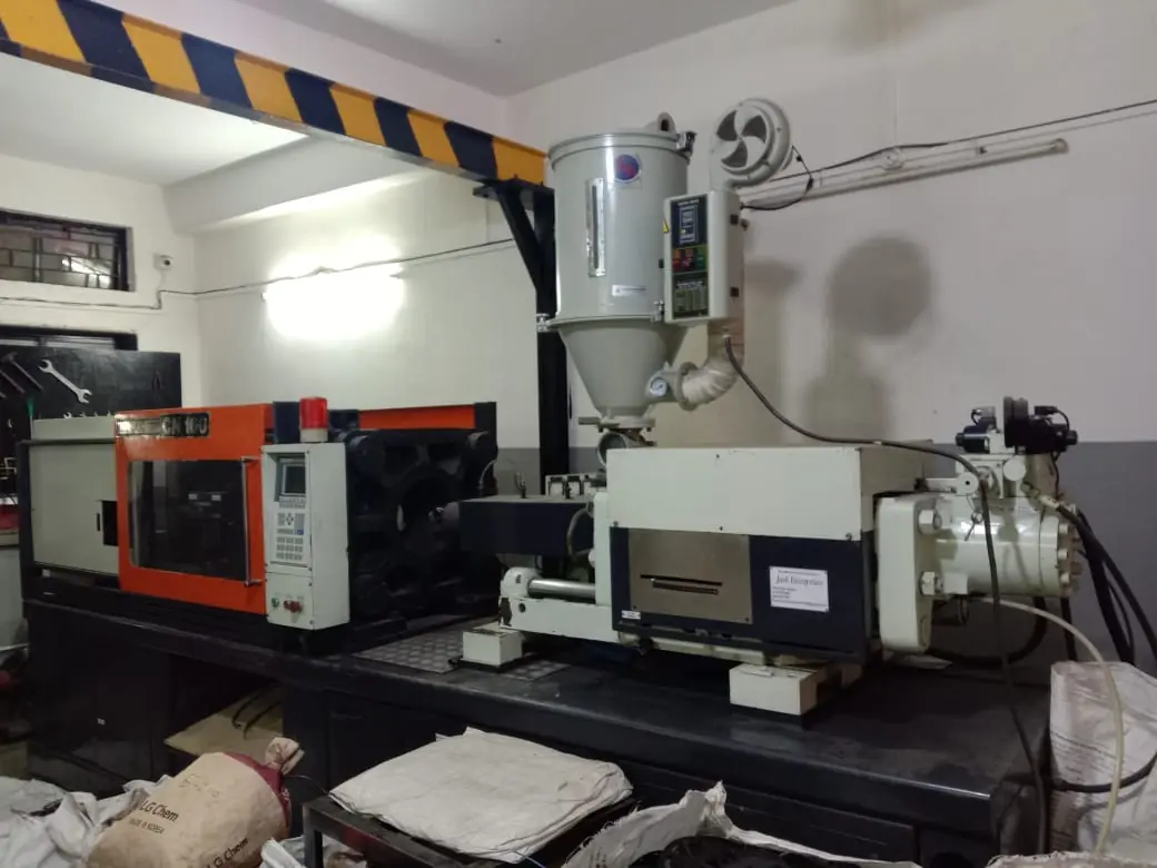 INJECTION MOULDING MACHINE