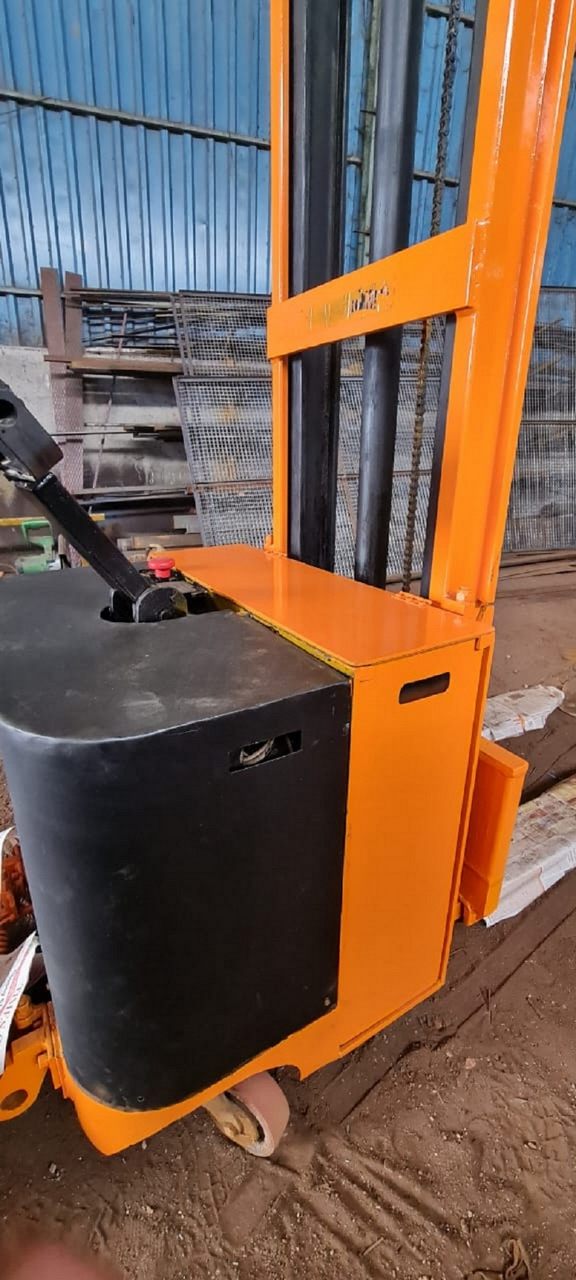 ELECTRIC STACKER