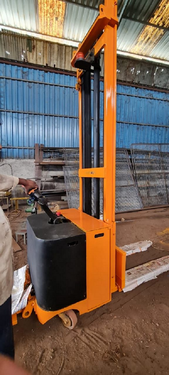 ELECTRIC STACKER
