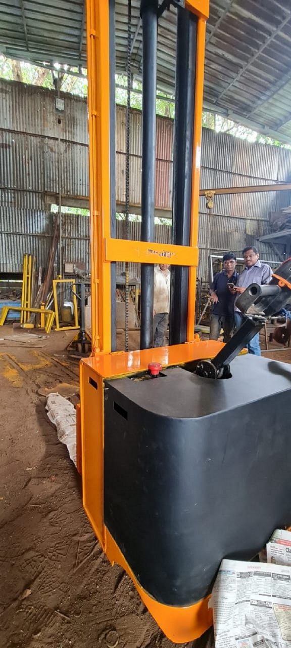 ELECTRIC STACKER