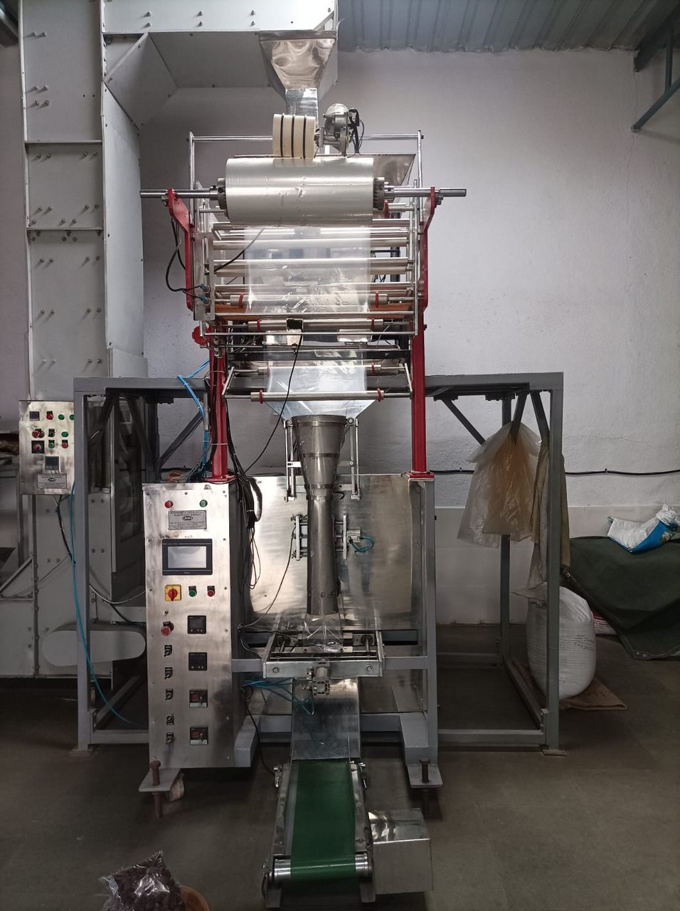 POUCH PACKAGING MACHINE