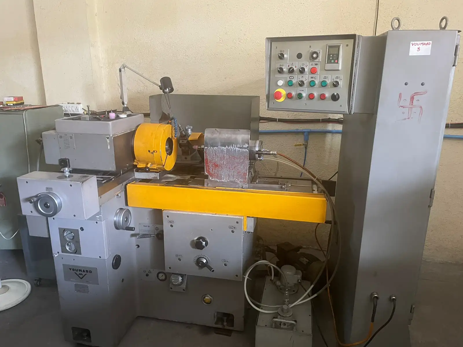 CYLINDRICAL GRINDER MACHINE