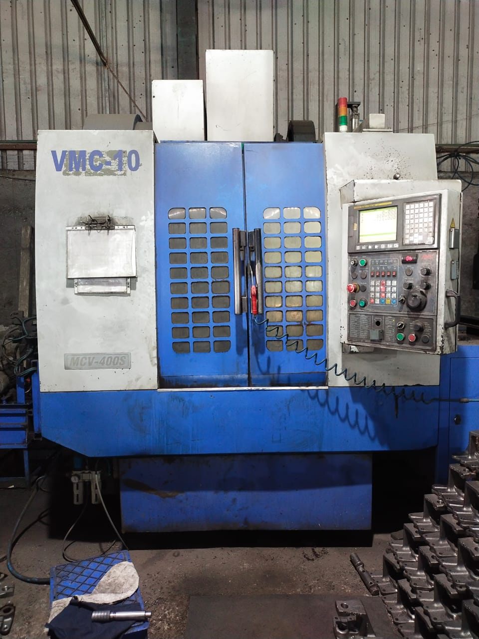 VERTICAL MACHINING CENTER WITH AUTOMATIC PALLET CHANGER (VMC)