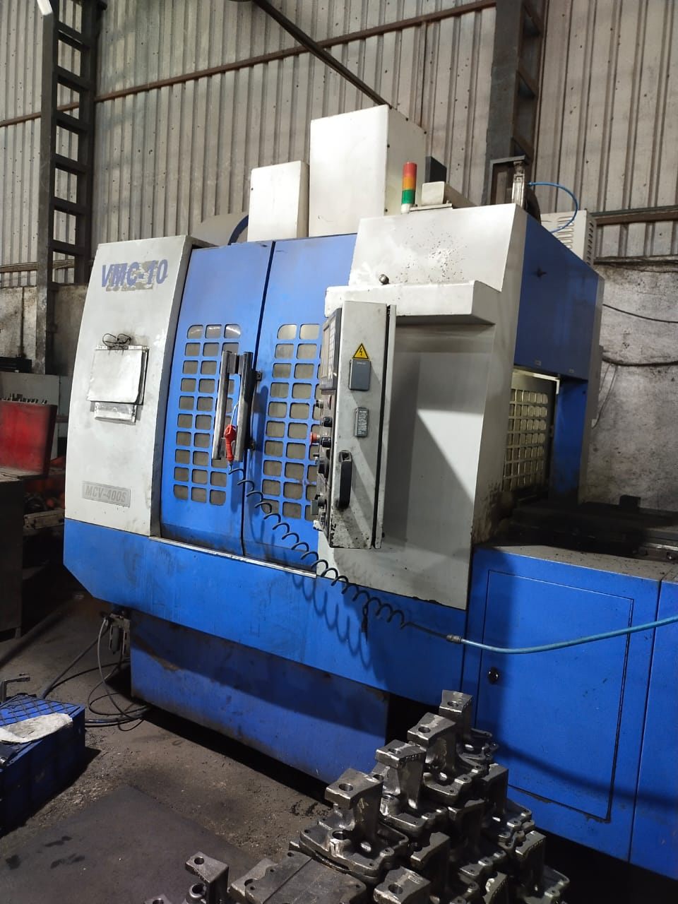 VERTICAL MACHINING CENTER WITH AUTOMATIC PALLET CHANGER (VMC)