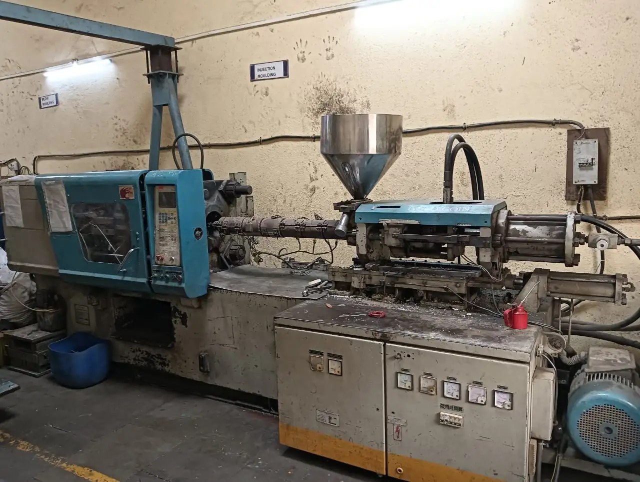 INJECTION MOULDING MACHINE